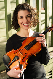 Portrait of Jenelle Birnbaum holding her violin.